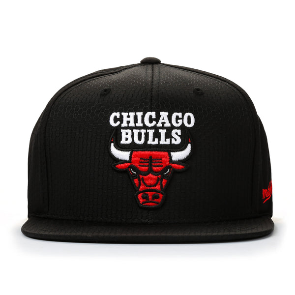 Chicago Bulls NBA crooped Cap Mitchell & Ness red black